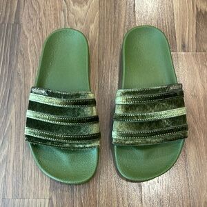 Adidas green flip flop slides size 5 NWOT